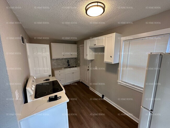Building Photo - Updated 2 bed 1.5 bath in KCMO!