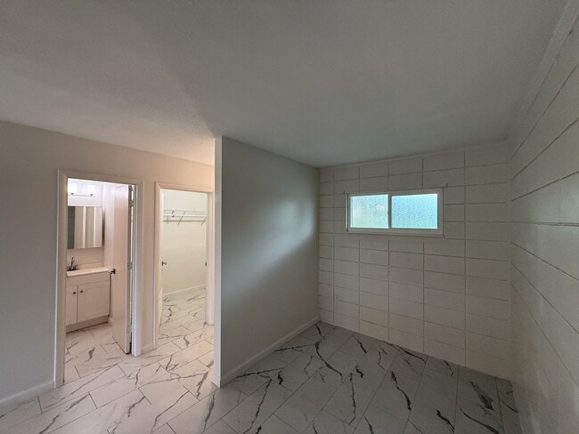 Partial Wall - 2043 Shakespeare St