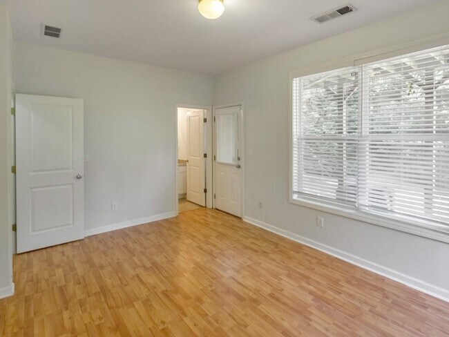Foto del edificio - 3214 Greenwood Oak Dr