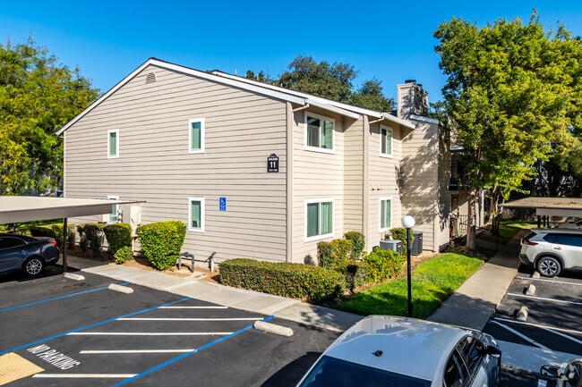 Primary Photo - Emerald Vista Apartments