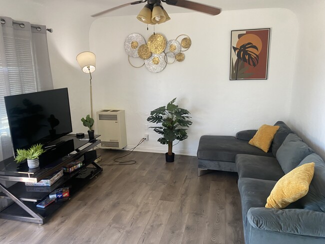 Foto del edificio - 3519 E 8th St