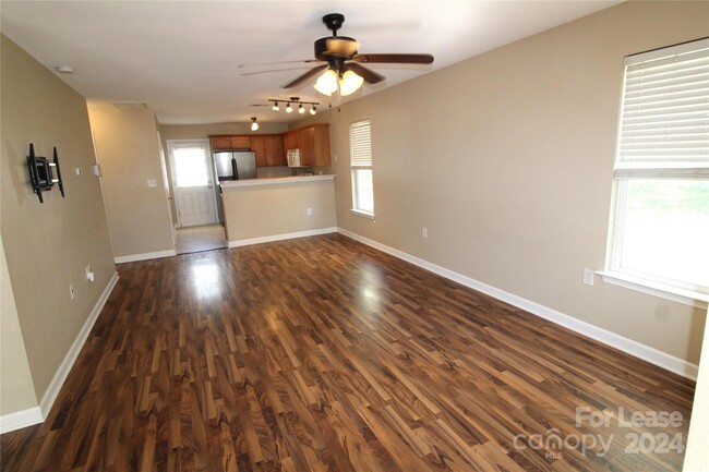 Foto del edificio - 2043 Shady Pond Dr