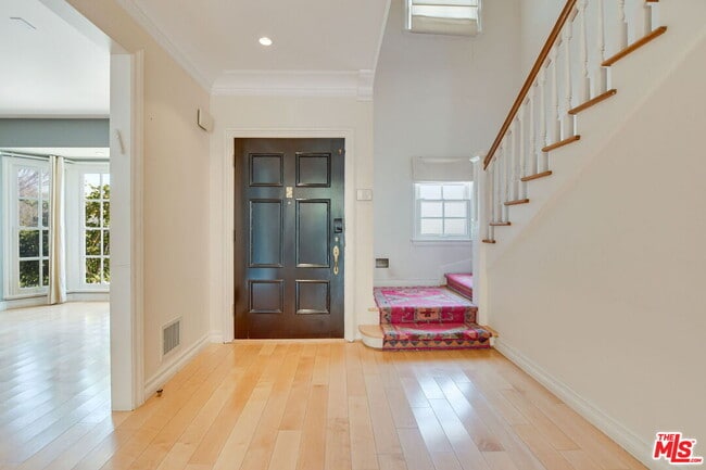Building Photo - 259 S Roxbury Dr