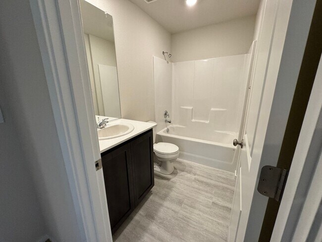 Foto del edificio - Brand new 3 Bedroom 2 Bath Beautiful Singl...