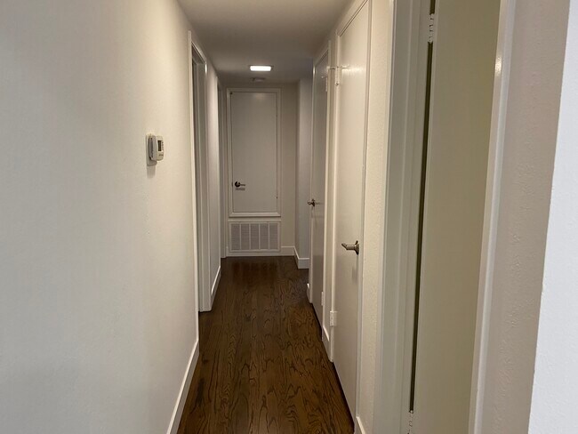 Building Photo - 5257 Elmwood Dr