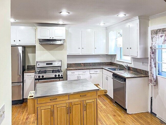 Foto del edificio - 244 Everett St