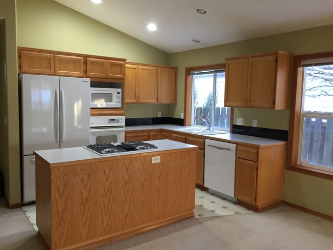 Building Photo - Light and Bright One Level Home with Vault...