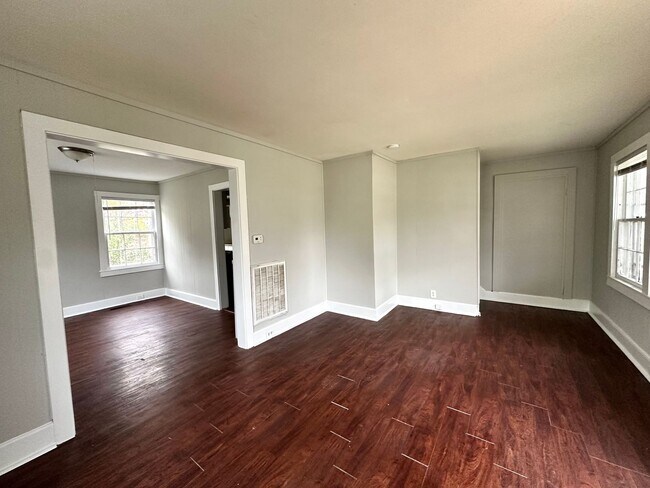 Foto del edificio - Duplex Townhouse with Huge Yard! Pet Friendly! Close to the Lake!