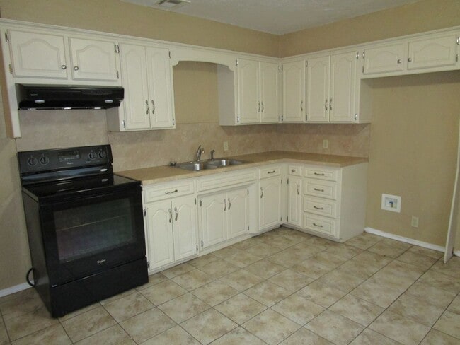 Building Photo - Move in Ready 3 or 4 bedroom