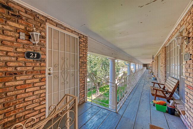 Foto del edificio - 2201 Fountain View Dr