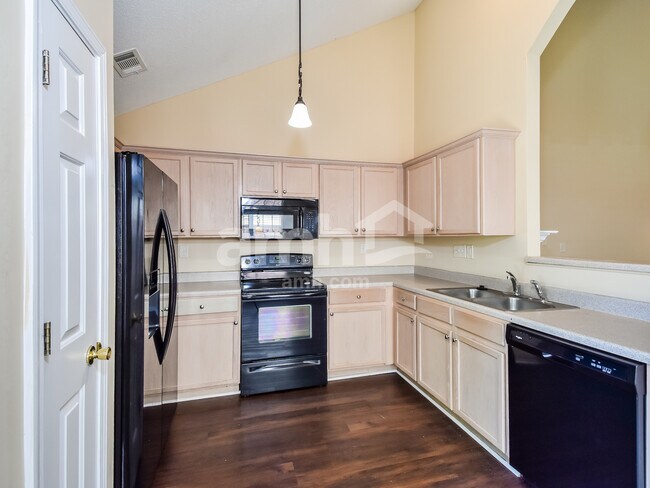 Foto del edificio - 4820 Pine Forrest Dr