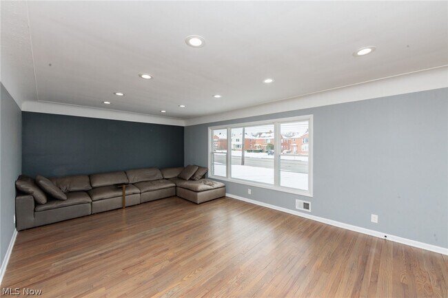 Building Photo - 2539 Warrensville Center Rd