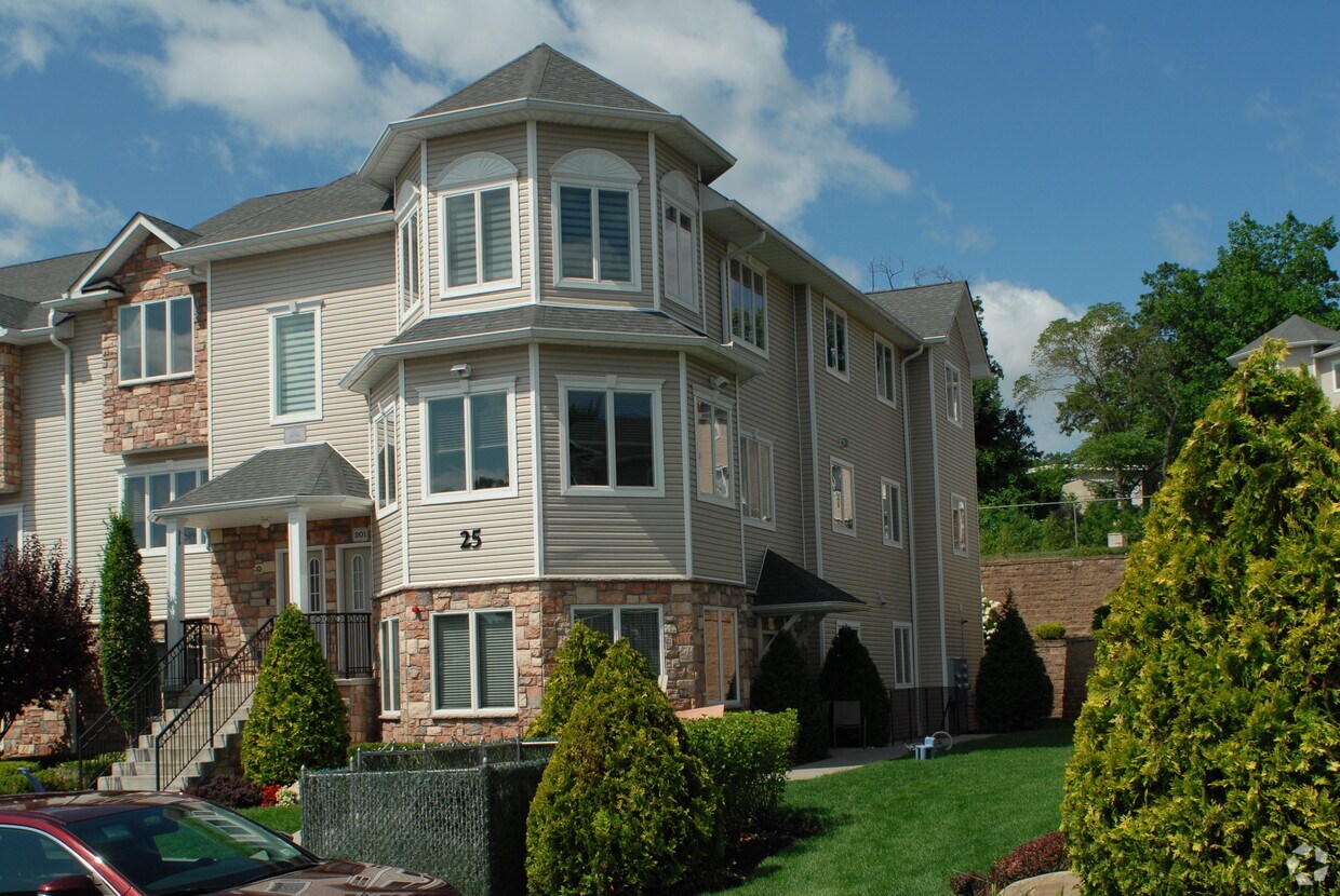 Primary Photo - 25 Bluefield Dr