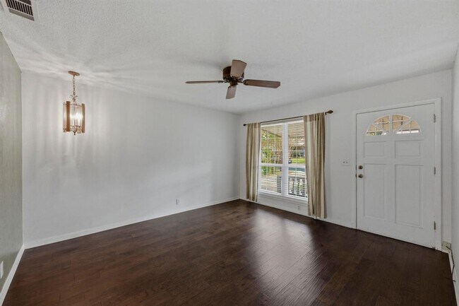 Foto del edificio - 5704 Cedardale Dr