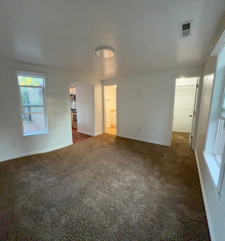 Building Photo - 370.5 H St