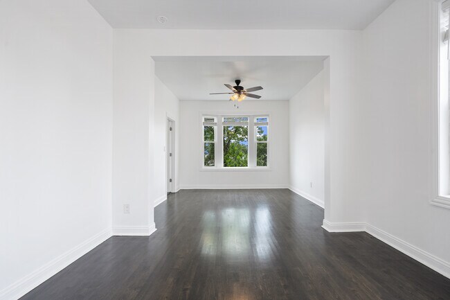 Foto del edificio - 1532 N Harding Ave