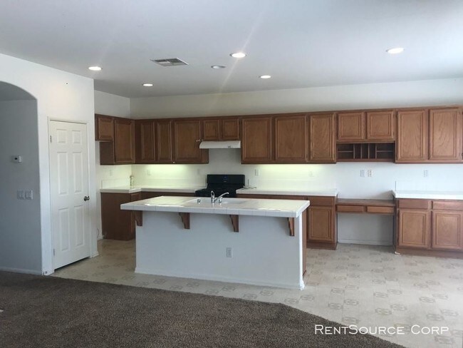 Building Photo - 4 bedroom in Palmdale CA 93552-5354