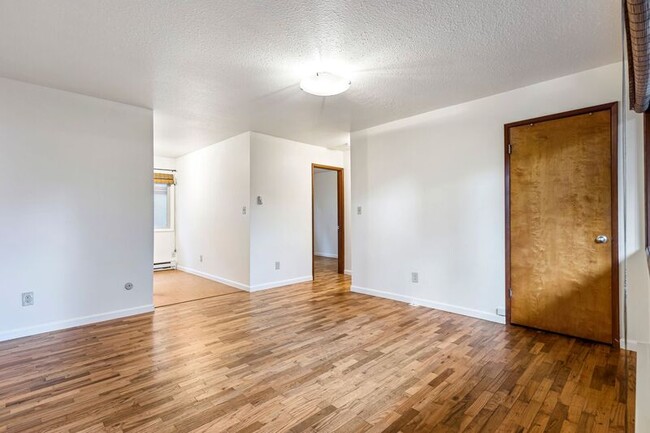 Building Photo - 121 SE 30th Pl