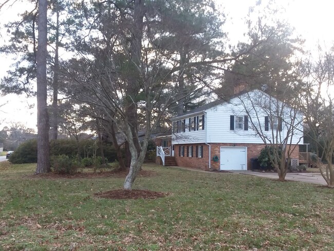 Building Photo - 4 Bedroom, 2 1/2 Bath home on a large corn...