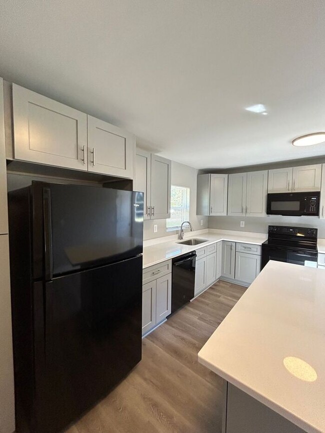 Building Photo - 331 Peach Orchard Rd
