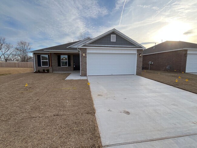 Foto del edificio - Three Bedroom | Two Bath Home in Robinson ...