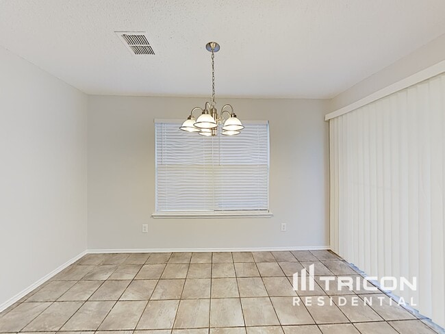 Building Photo - 910 Pryor Dr