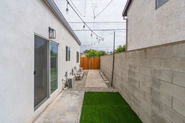 Building Photo - Warm & Inviting Hawthorne Home!