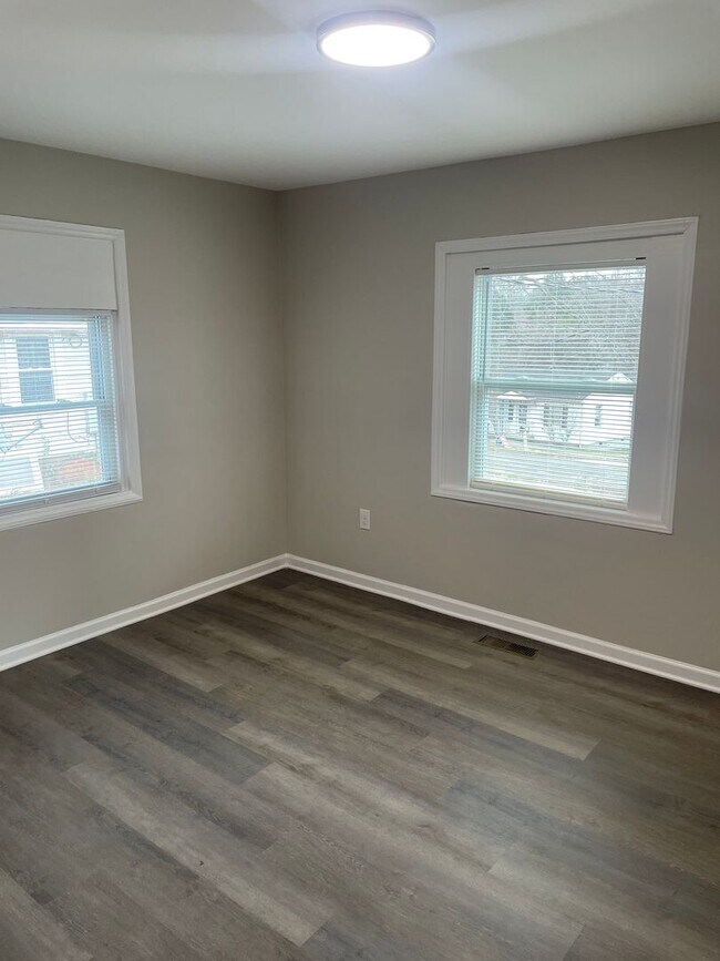 Building Photo - 715 Newton St