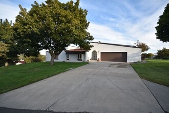 Building Photo - 518 Fairway Dr