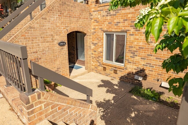 Building Photo - Beautiful 2-bedroom, 1.5-bath