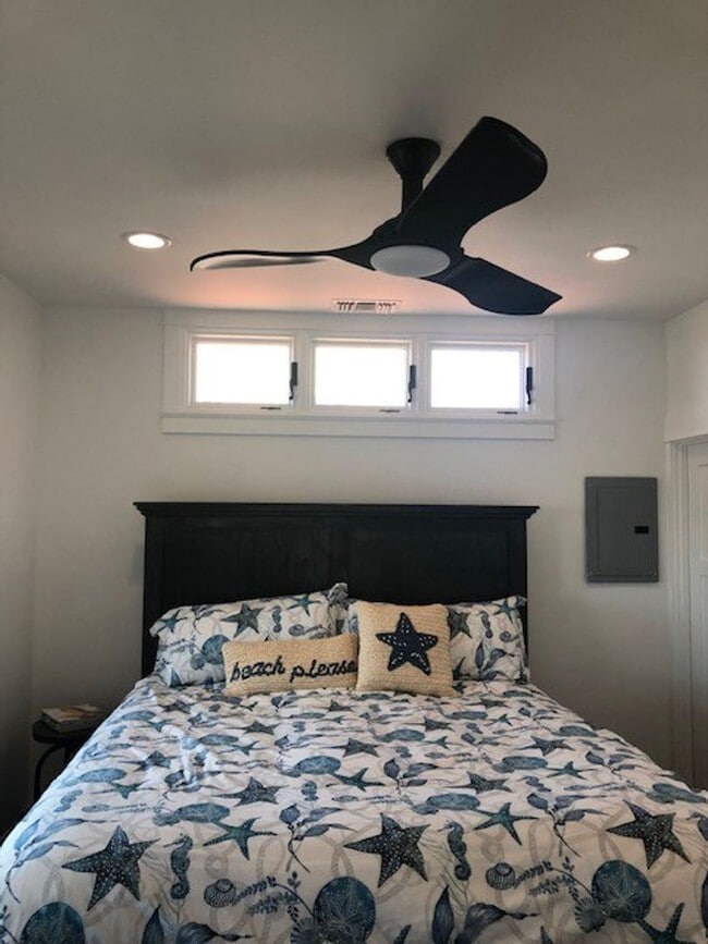 Building Photo - 1403 Bayview Dr