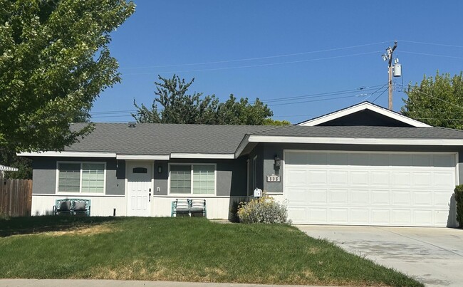 Building Photo - READY NOW! 3+1.5 City of Tehachapi - **SOL...