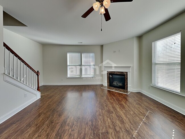 Foto del edificio - 1018 Forest Way Ct