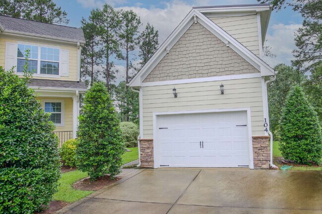 Building Photo - Charming 3 bed, 2.5 bath home with bonus t...
