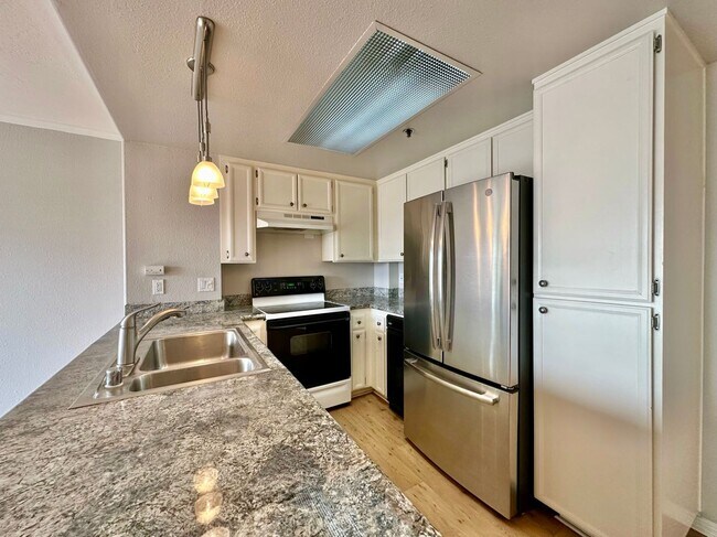 Foto del edificio - Stunning 2BD/2BA Condo in Downtown! With Parking and Washer/Dryer!