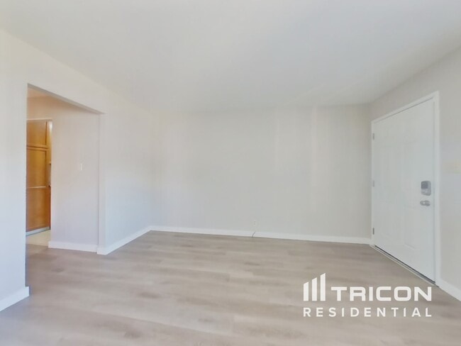 Foto del edificio - 372 Hopkins Dr