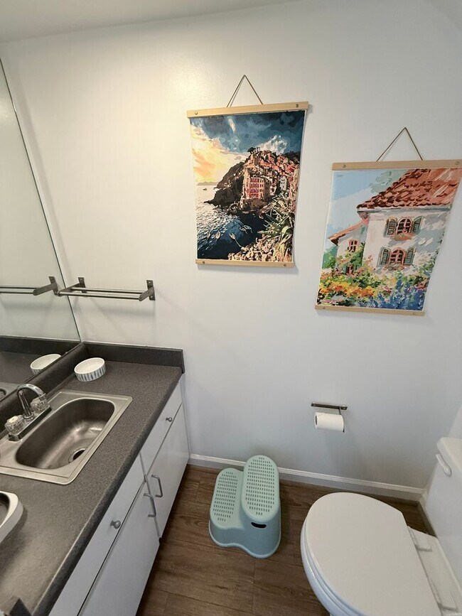 Foto del edificio - 2 bedrooms, 2.5 bathrooms Condo Located on Carr St