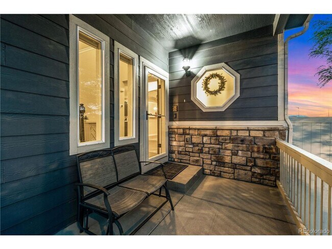 Building Photo - Gorgeous 5 Bedroom/4 Bathroom Single Famil...