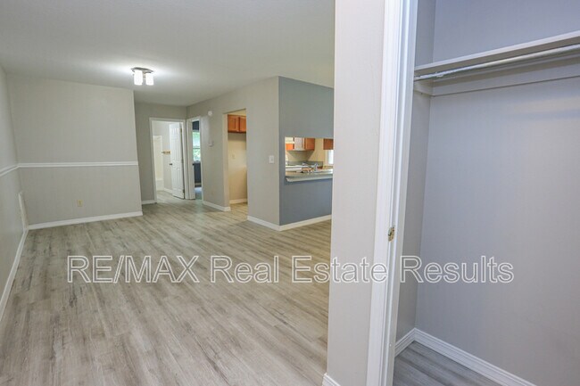 Building Photo - 205 White Oak Dr NE