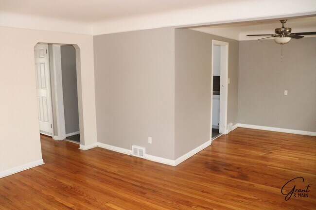 Foto del edificio - Spacious 3 Bedroom - 1 Bath - Redford - $1...