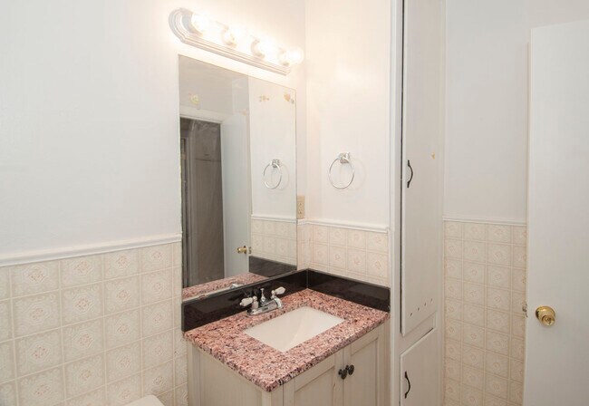 Foto del edificio - 2706 Curtis Dr