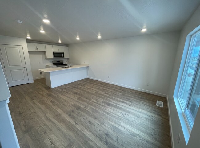 Building Photo - Model Home for Rent