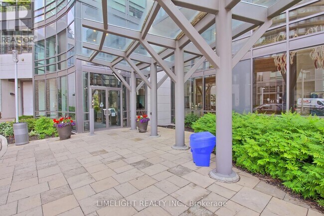 Photo du bâtiment - 2240 Lake Shore Blvd W