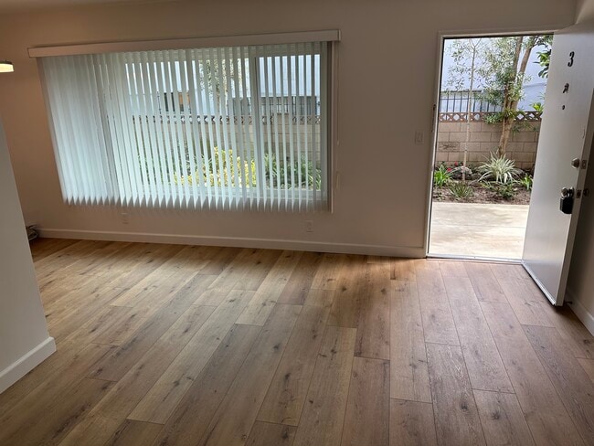 Living Room and Entrance - 1328 Barry Ave