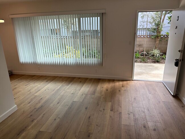 Sala de estar y entrada - 1328 Barry Ave