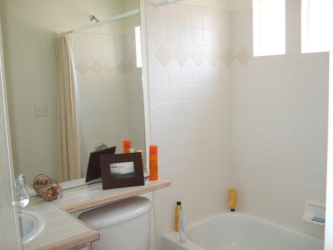 Foto del edificio - Gorgeous 2 Bedroom Condo with 2 Car attach...