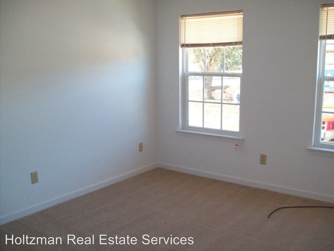 Building Photo - 984 Live Oak Dr