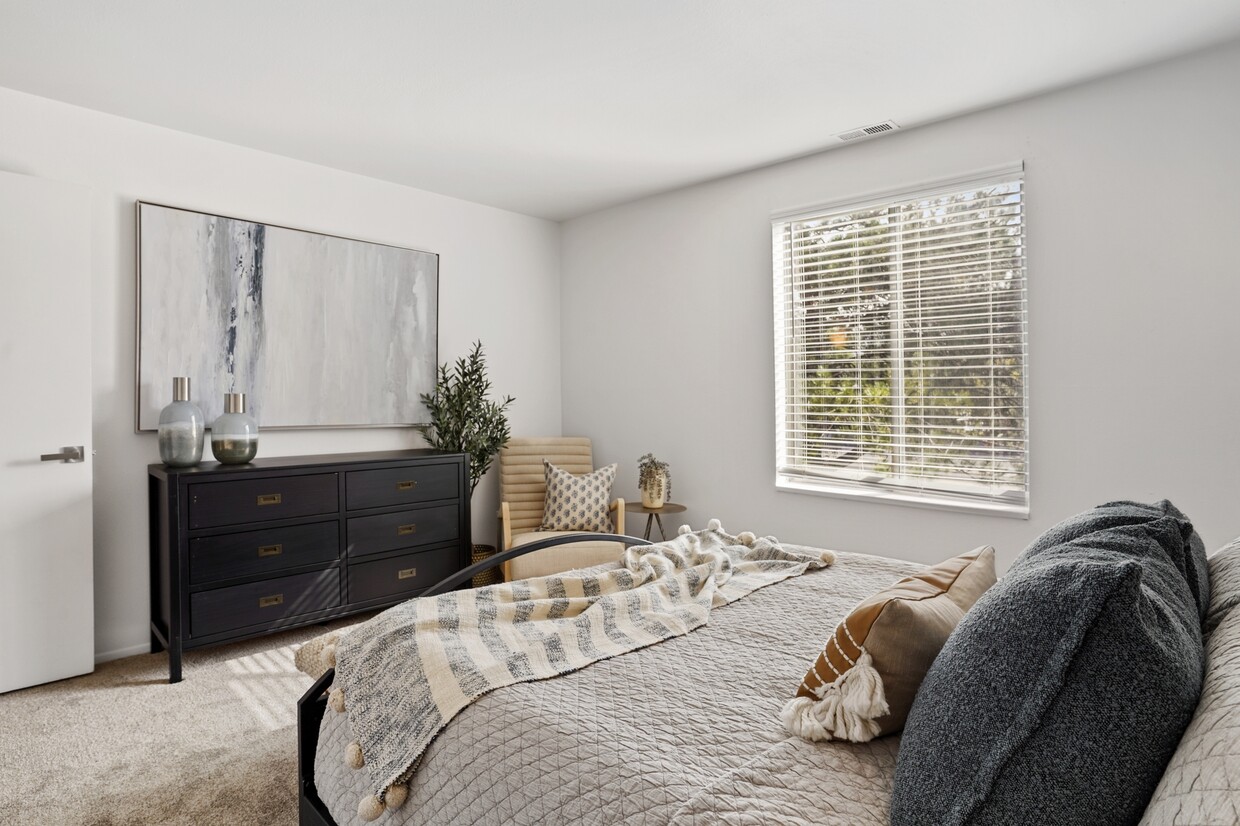 Foto principal - 660 E Brittany Dr