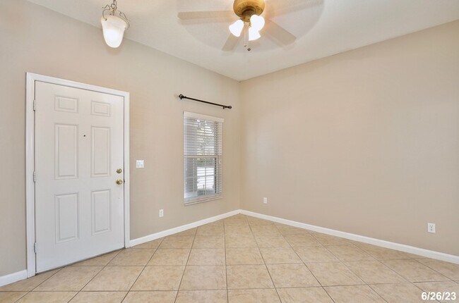 Building Photo - Spacious 4/2.5 Townhome with 1 Car Garage ...