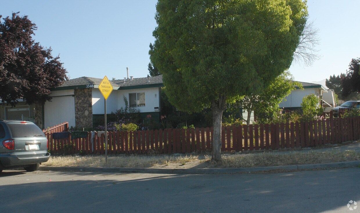 Building Photo - 825 Singleton Rd